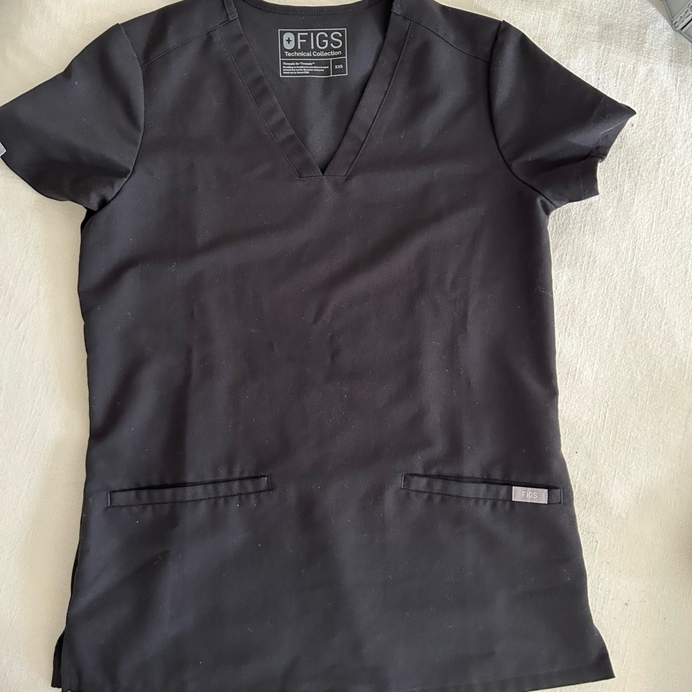 Figs women’s 3 pocket top black